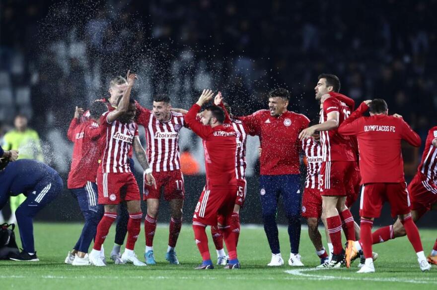 Ολυμπιακός: Τρελοί πανηγυρισμοί σε Τούμπα, αποδυτήρια και αεροπλάνο για το 47ο  - Δείτε βίντεο και φωτογραφίες