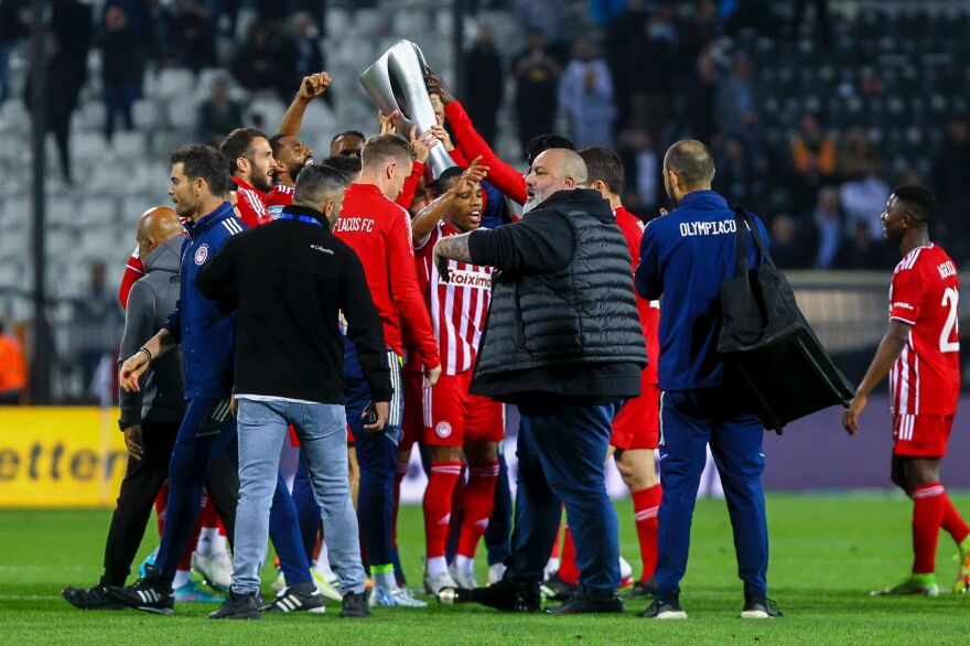 Ολυμπιακός: Τρελοί πανηγυρισμοί σε Τούμπα, αποδυτήρια και αεροπλάνο για το 47ο  - Δείτε βίντεο και φωτογραφίες