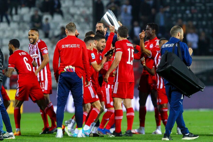 Ολυμπιακός: Τρελοί πανηγυρισμοί σε Τούμπα, αποδυτήρια και αεροπλάνο για το 47ο  - Δείτε βίντεο και φωτογραφίες