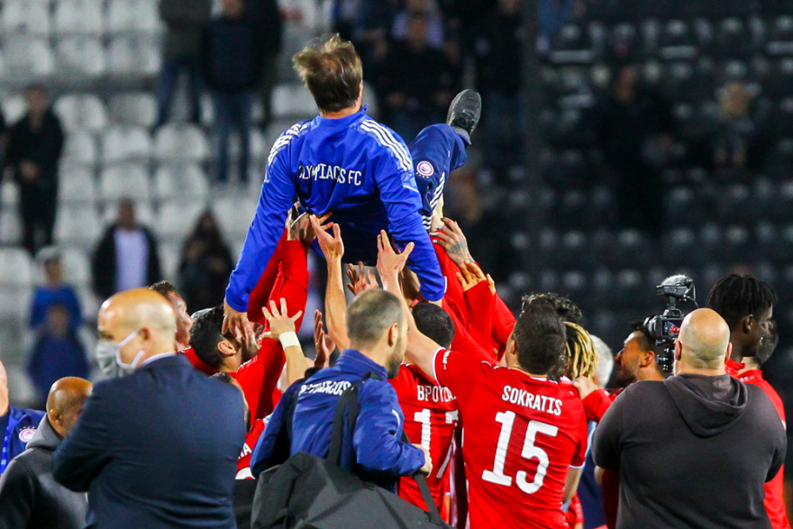 Ολυμπιακός: Τρελοί πανηγυρισμοί σε Τούμπα, αποδυτήρια και αεροπλάνο για το 47ο  - Δείτε βίντεο και φωτογραφίες