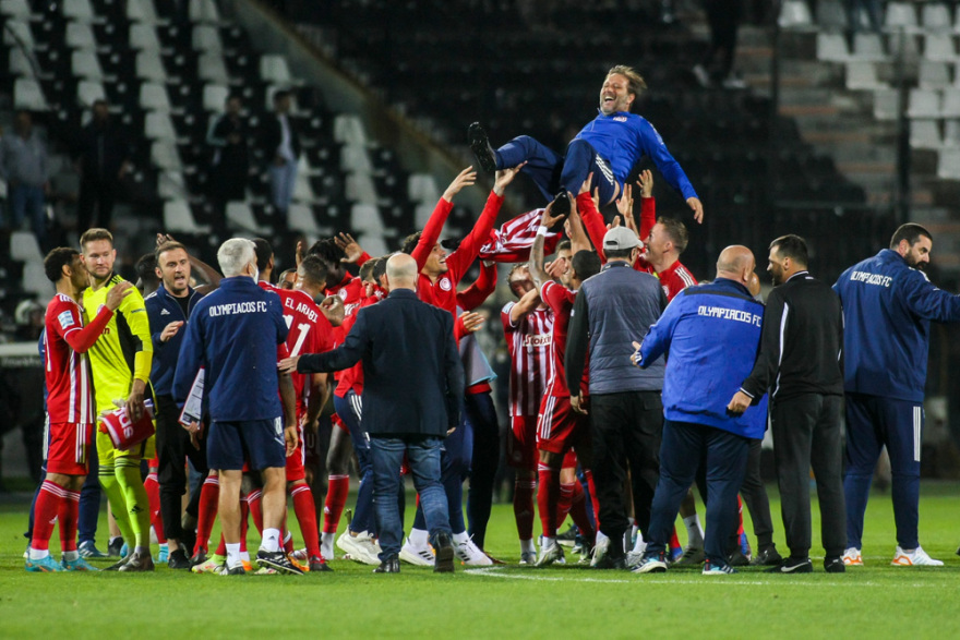 Ολυμπιακός: Τρελοί πανηγυρισμοί σε Τούμπα, αποδυτήρια και αεροπλάνο για το 47ο  - Δείτε βίντεο και φωτογραφίες