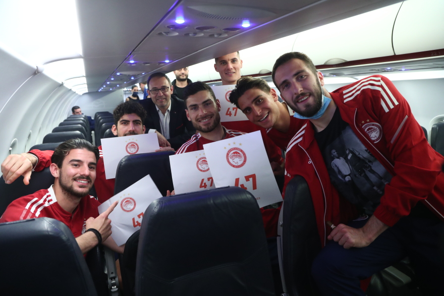 Ολυμπιακός: Τρελοί πανηγυρισμοί σε Τούμπα, αποδυτήρια και αεροπλάνο για το 47ο  - Δείτε βίντεο και φωτογραφίες