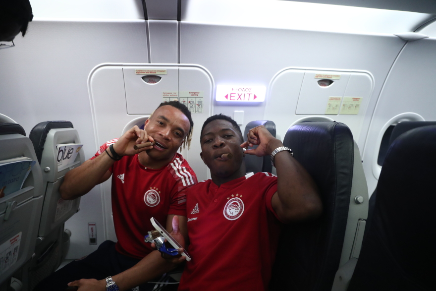 Ολυμπιακός: Τρελοί πανηγυρισμοί σε Τούμπα, αποδυτήρια και αεροπλάνο για το 47ο  - Δείτε βίντεο και φωτογραφίες