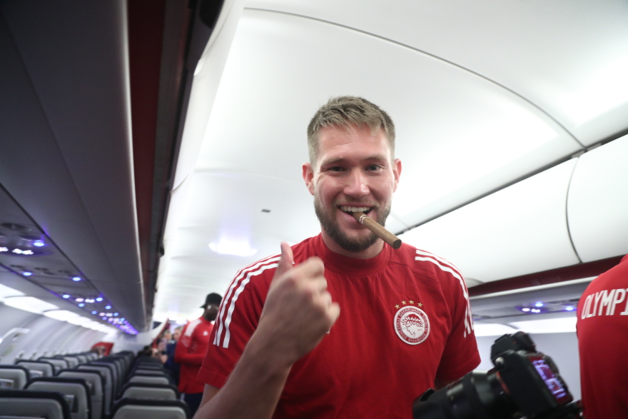 Ολυμπιακός: Τρελοί πανηγυρισμοί σε Τούμπα, αποδυτήρια και αεροπλάνο για το 47ο  - Δείτε βίντεο και φωτογραφίες