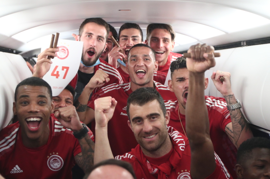 Ολυμπιακός: Τρελοί πανηγυρισμοί σε Τούμπα, αποδυτήρια και αεροπλάνο για το 47ο  - Δείτε βίντεο και φωτογραφίες