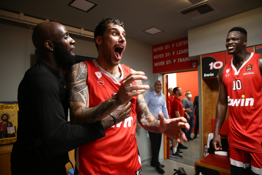 Ολυμπιακός: Προκρίθηκε στο 11ο Final-4 της ιστορίας του - Έξαλλοι πανηγυρισμοί από διοίκηση, παίκτες και κόσμο