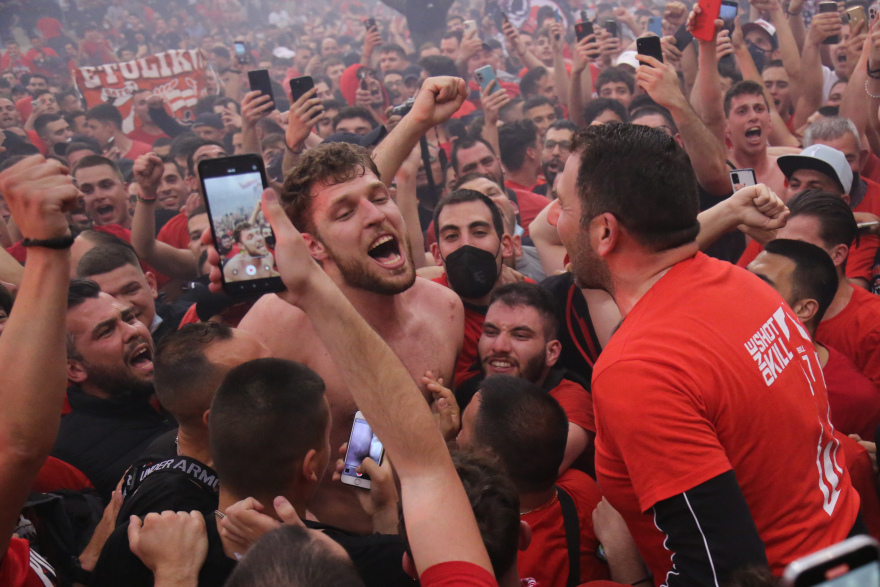 Ολυμπιακός: Προκρίθηκε στο 11ο Final-4 της ιστορίας του - Έξαλλοι πανηγυρισμοί από διοίκηση, παίκτες και κόσμο