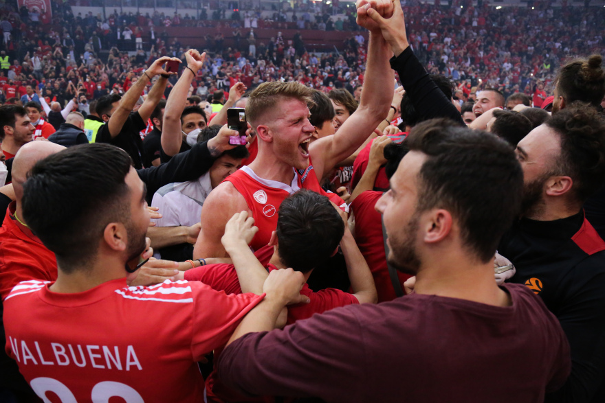 Ολυμπιακός: Προκρίθηκε στο 11ο Final-4 της ιστορίας του - Έξαλλοι πανηγυρισμοί από διοίκηση, παίκτες και κόσμο