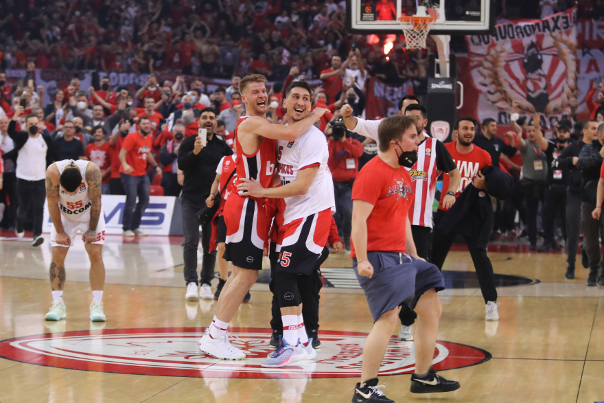 Ολυμπιακός: Προκρίθηκε στο 11ο Final-4 της ιστορίας του - Έξαλλοι πανηγυρισμοί από διοίκηση, παίκτες και κόσμο