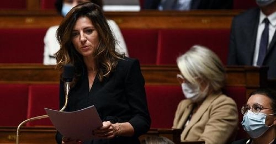 Σάλος στη Γαλλία: Παραιτήθηκε από την Εθνοσυνέλευση η εκλεκτή του Μακρόν που ξόδευε €2.000 το μήνα σε ρούχα - εσώρουχα