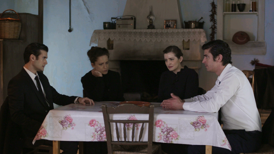 Άγριες Μέλισσες: Η Κορίνα ανακοινώνει στον Ακύλα τον χωρισμό της με τον Μελέτη