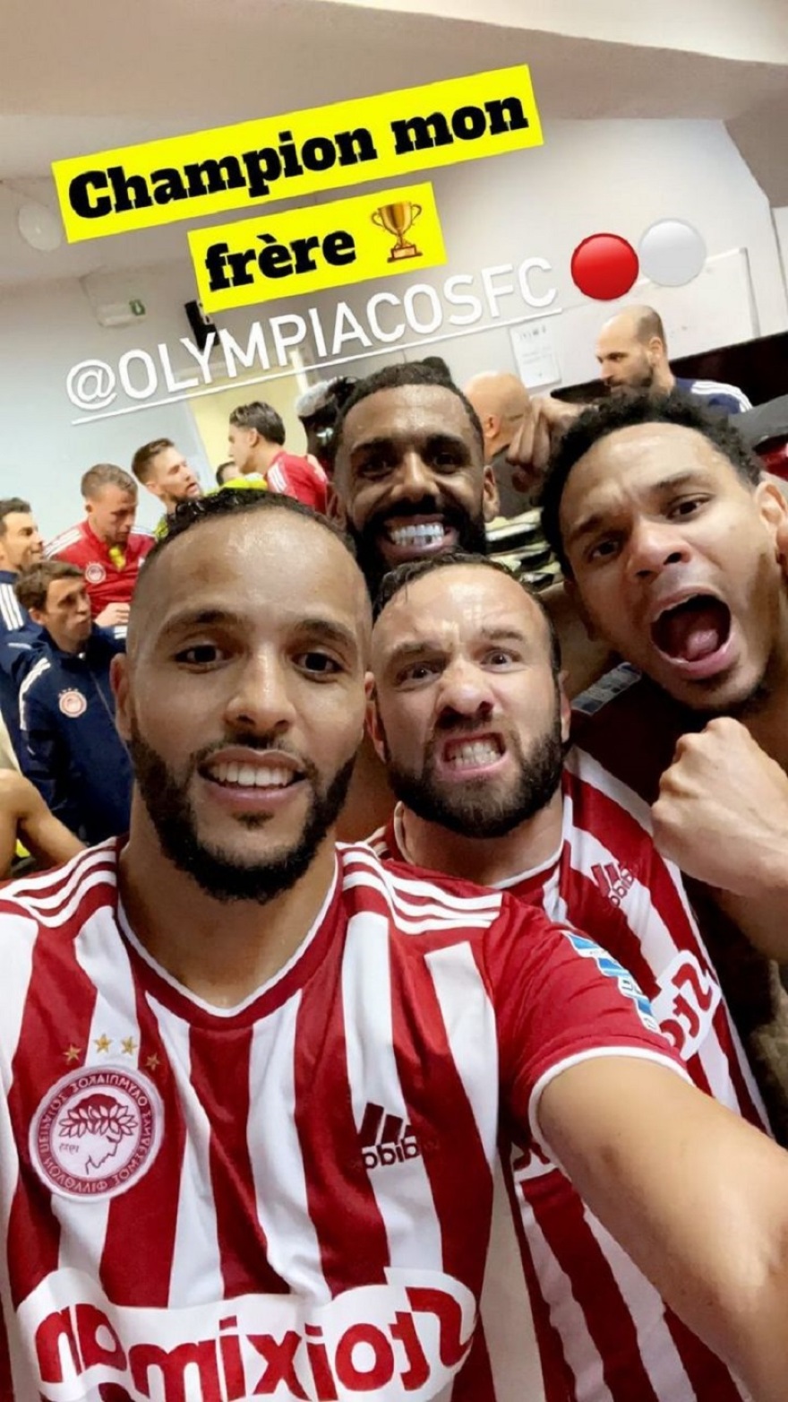 Ολυμπιακός: Τρελοί πανηγυρισμοί σε Τούμπα, αποδυτήρια και αεροπλάνο για το 47ο  - Δείτε βίντεο και φωτογραφίες