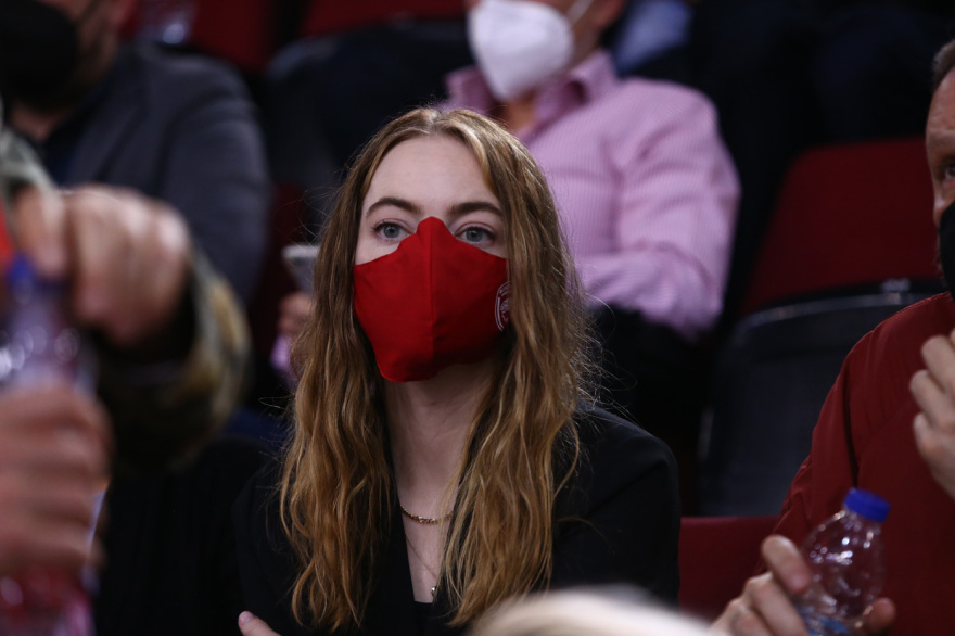 Έμα Στόουν: Η παρουσία της στο ΣΕΦ έφερε... πανικό στο Twitter - «Μας έφερε γούρι, να έρθει για την κούπα στο Βελιγράδι»