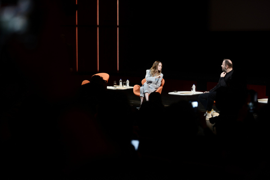 «Βληχή»: Η βωβή ταινία του Γιώργου Λάνθιμου στη Λυρική - «Το πιο παράδοξο πράγμα που έχω κάνει» λέει η Έμα Στόουν