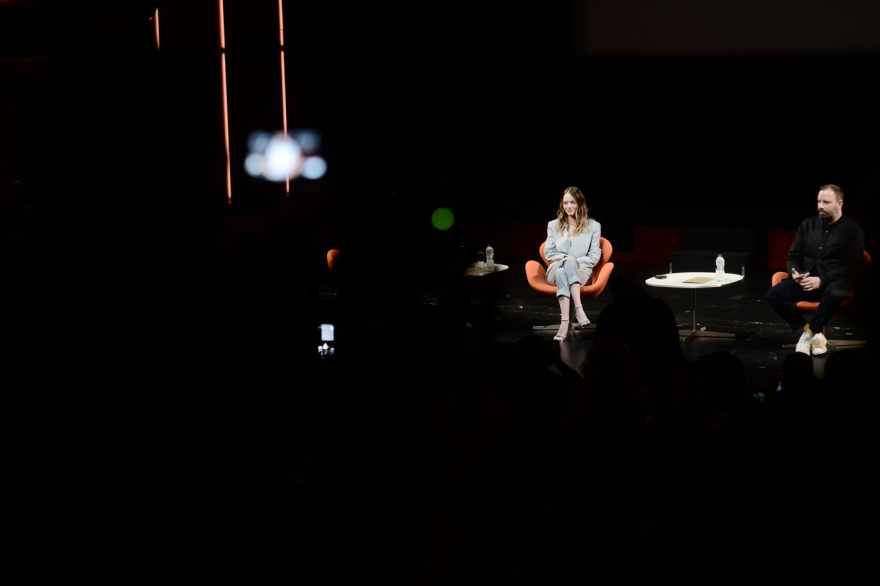 «Βληχή»: Η βωβή ταινία του Γιώργου Λάνθιμου στη Λυρική - «Το πιο παράδοξο πράγμα που έχω κάνει» λέει η Έμα Στόουν