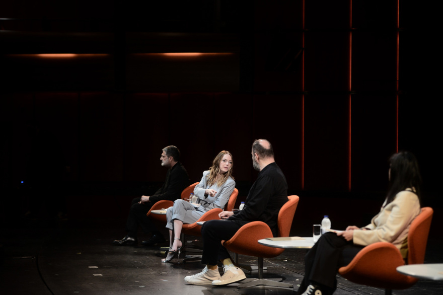 «Βληχή»: Η βωβή ταινία του Γιώργου Λάνθιμου στη Λυρική - «Το πιο παράδοξο πράγμα που έχω κάνει» λέει η Έμα Στόουν