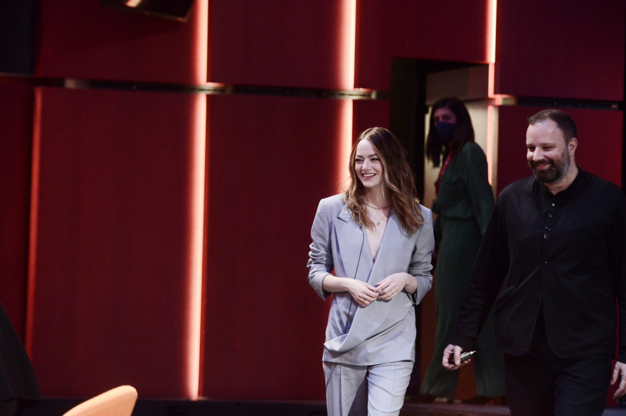 «Βληχή»: Η βωβή ταινία του Γιώργου Λάνθιμου στη Λυρική - «Το πιο παράδοξο πράγμα που έχω κάνει» λέει η Έμα Στόουν