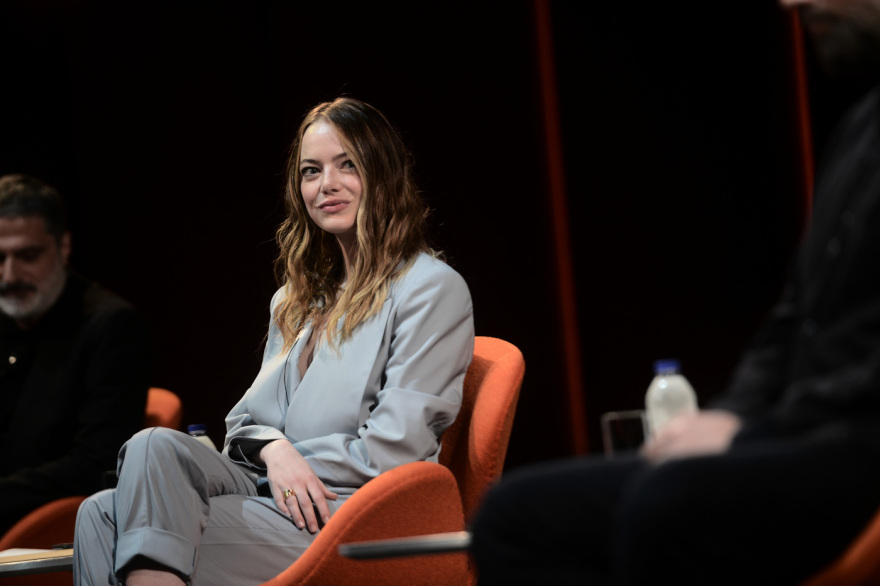 «Βληχή»: Η βωβή ταινία του Γιώργου Λάνθιμου στη Λυρική - «Το πιο παράδοξο πράγμα που έχω κάνει» λέει η Έμα Στόουν