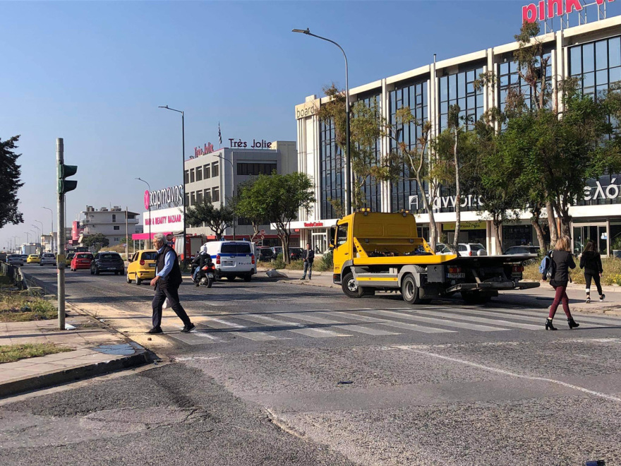 Ηλιούπολη: Τροχαίο με σοβαρά τραυματία - Κυκλοφοριακό κομφούζιο στην Βουλιαγμένης