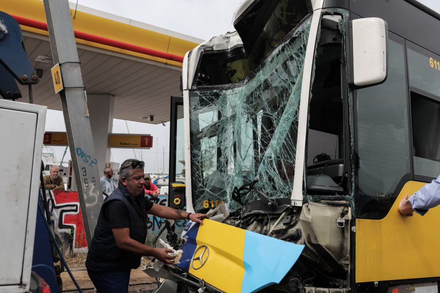 Τροχαίο στην παραλιακή: Πώς έφυγε από την πορεία του το λεωφορείο - «Δεν έπιασαν τα φρένα», είπε ο οδηγός