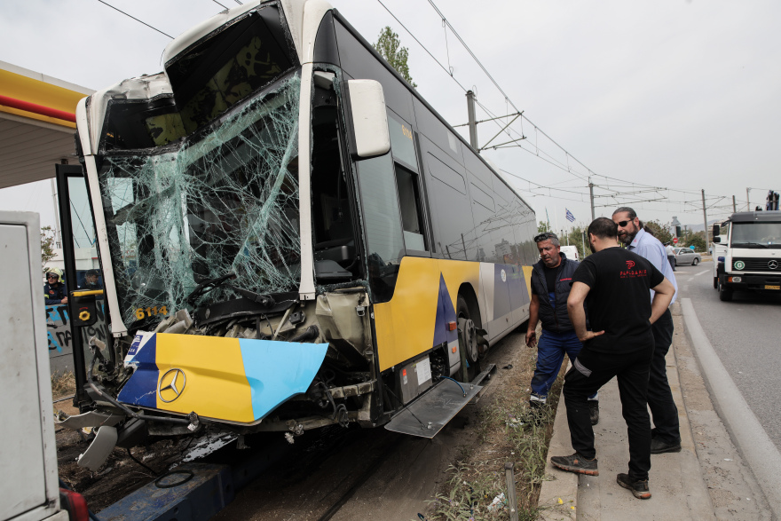 Τροχαίο στην παραλιακή: Πώς έφυγε από την πορεία του το λεωφορείο - «Δεν έπιασαν τα φρένα», είπε ο οδηγός