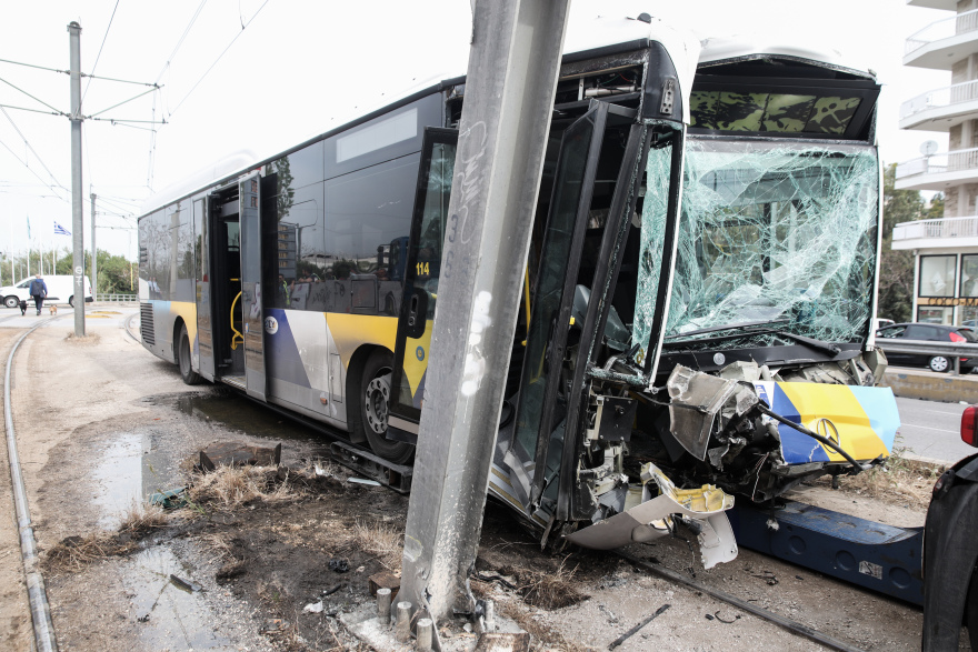 Τροχαίο στην παραλιακή: Πώς έφυγε από την πορεία του το λεωφορείο - «Δεν έπιασαν τα φρένα», είπε ο οδηγός