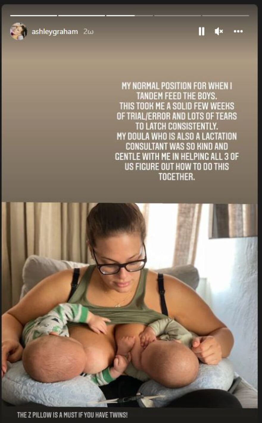 Άσλεϊ Γκράχαμ: Δείτε πώς θηλάζει ταυτόχρονα τα δίδυμα μωρά της