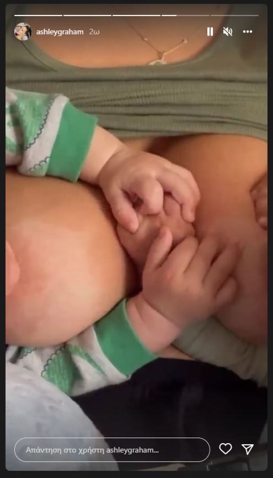 Άσλεϊ Γκράχαμ: Δείτε πώς θηλάζει ταυτόχρονα τα δίδυμα μωρά της