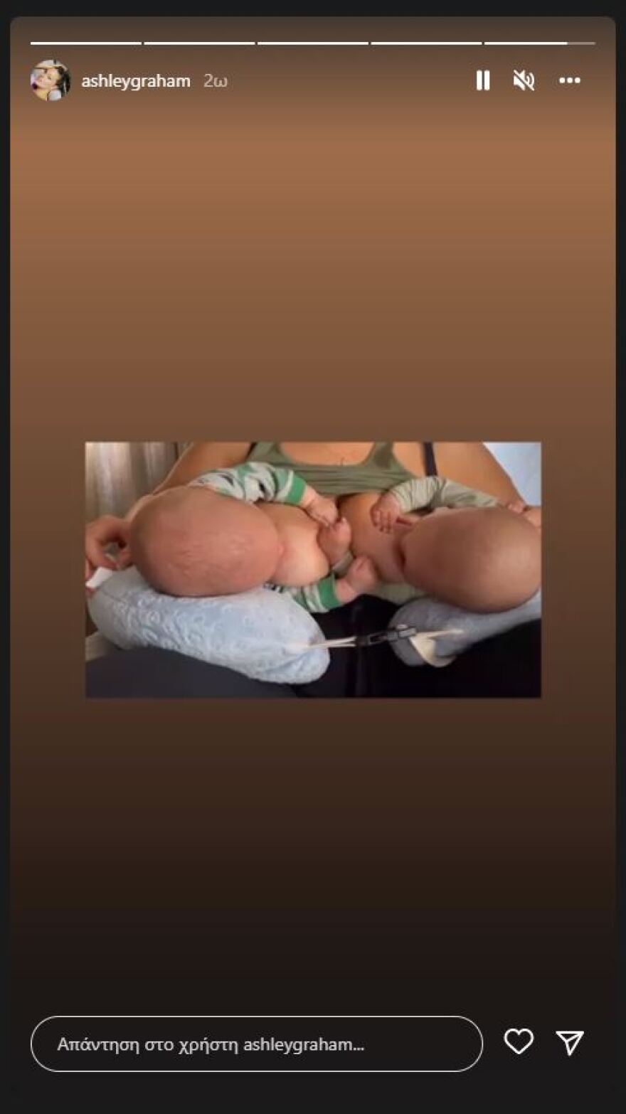 Άσλεϊ Γκράχαμ: Δείτε πώς θηλάζει ταυτόχρονα τα δίδυμα μωρά της