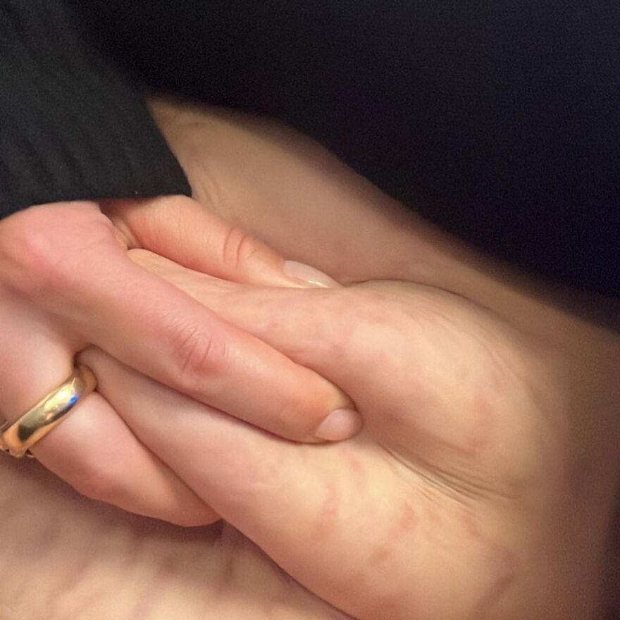 Άσλεϊ Γκράχαμ: Δείτε πώς θηλάζει ταυτόχρονα τα δίδυμα μωρά της