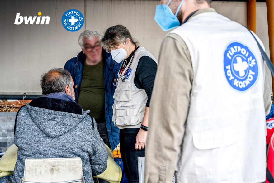 Η ομάδα εθελοντών της bwin μοίρασε φαγητό στους αστέγους στο λιμάνι του Πειραιά 