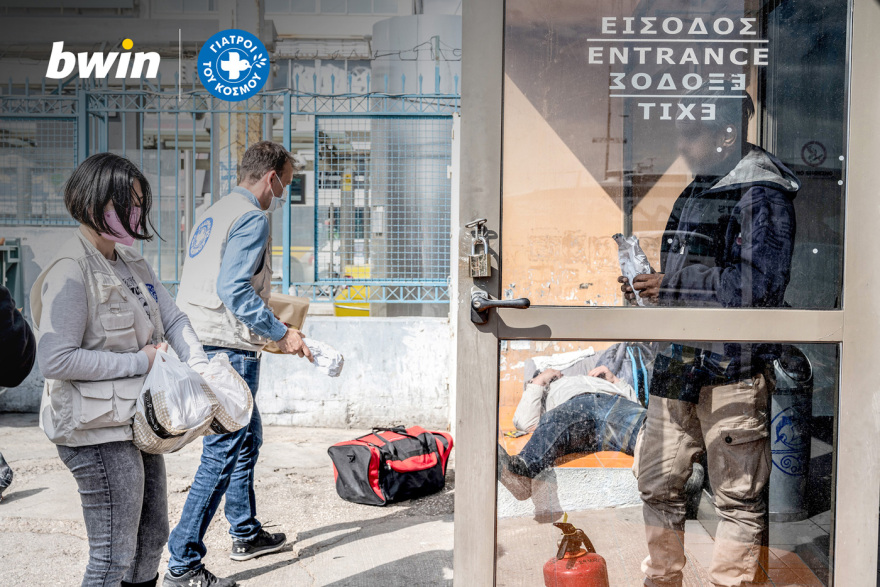 Η ομάδα εθελοντών της bwin μοίρασε φαγητό στους αστέγους στο λιμάνι του Πειραιά 