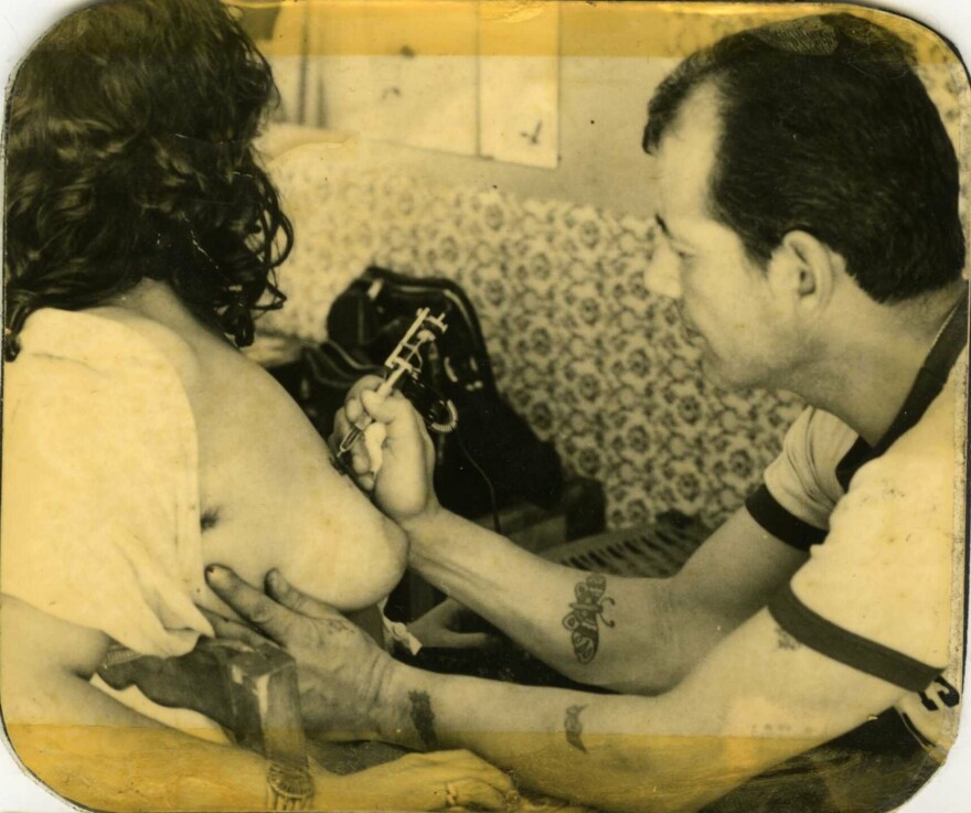 Τζίμης: Ο master του τατουάζ «χτύπησε» το τελευταίο του σχέδιο