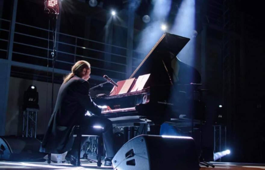 Ο Στέφανος Κορκολής στο θέατρο Παλλάς στις 16 Μαΐου