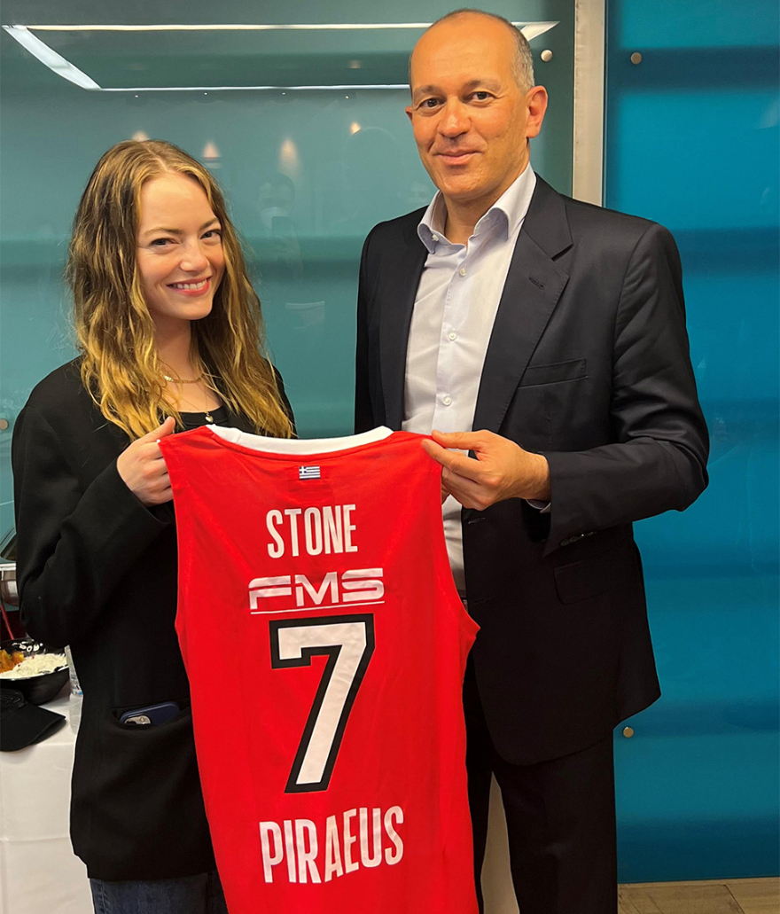  Έμα Στόουν: Πήρε δώρο φανέλα του Ολυμπιακού με το όνομά της 
