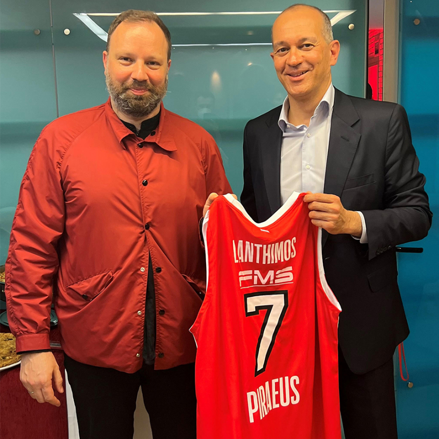  Έμα Στόουν: Πήρε δώρο φανέλα του Ολυμπιακού με το όνομά της 