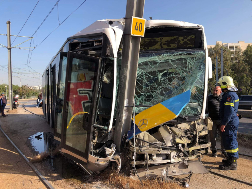 Τροχαίο με τραυματίες στην παραλιακή: Λεωφορείο γεμάτο επιβάτες «καρφώθηκε» σε κολώνα