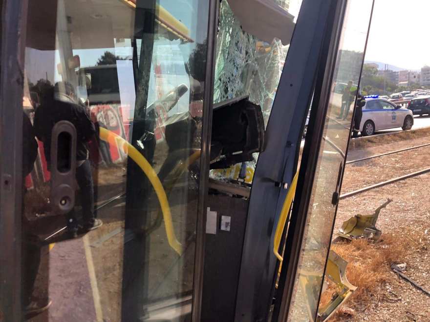Τροχαίο με τραυματίες στην παραλιακή: Λεωφορείο γεμάτο επιβάτες «καρφώθηκε» σε κολώνα