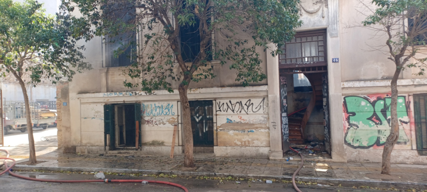 Φωτιά σε διώροφο κτίριο στο Μεταξουργείο - Απεγκλωβίστηκαν δύο άτομα από την ταράτσα