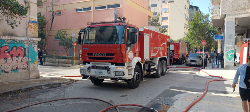 Φωτιά σε διώροφο κτίριο στο Μεταξουργείο - Απεγκλωβίστηκαν δύο άτομα από την ταράτσα