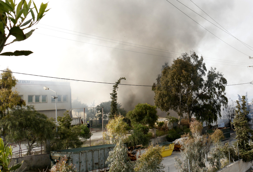 Οριοθετήθηκε η μεγάλη πυρκαγιά στη ΒΙΠΕ Ηρακλείου - Συνεχίζονται οι προσπάθειες κατάσβεσης