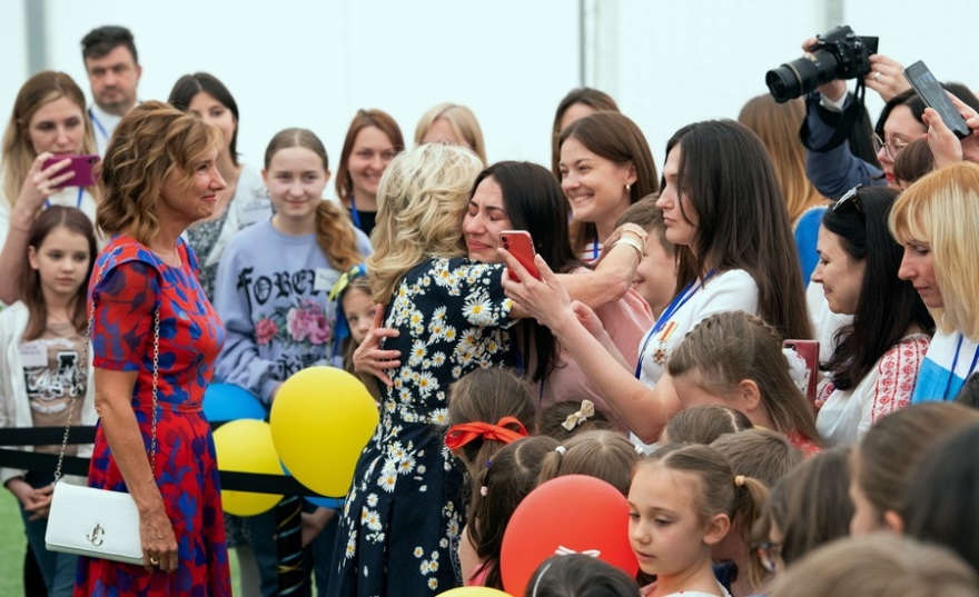 Ρουμανία: H Τζιλ Μπάιντεν προσφέρει τη στήριξή της στους Ουκρανούς πρόσφυγες