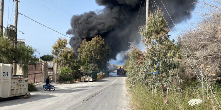 Οριοθετήθηκε η μεγάλη πυρκαγιά στη ΒΙΠΕ Ηρακλείου - Συνεχίζονται οι προσπάθειες κατάσβεσης