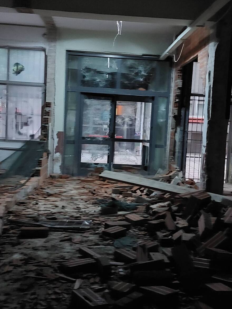 Κατακραυγή για τις καταστροφές στο ΑΠΘ - Πώς ήταν ο χώρος πριν «μπουκάρουν» με βαριοπούλες