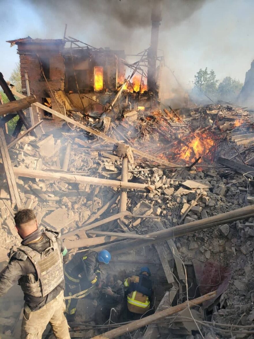 Πόλεμος στην Ουκρανία: Ο Ζελένσκι ανακοίνωσε ότι και οι 60 άμαχοι στο σχολείο της Μπιλοχορίβκα σκοτώθηκαν από ρωσική βόμβα