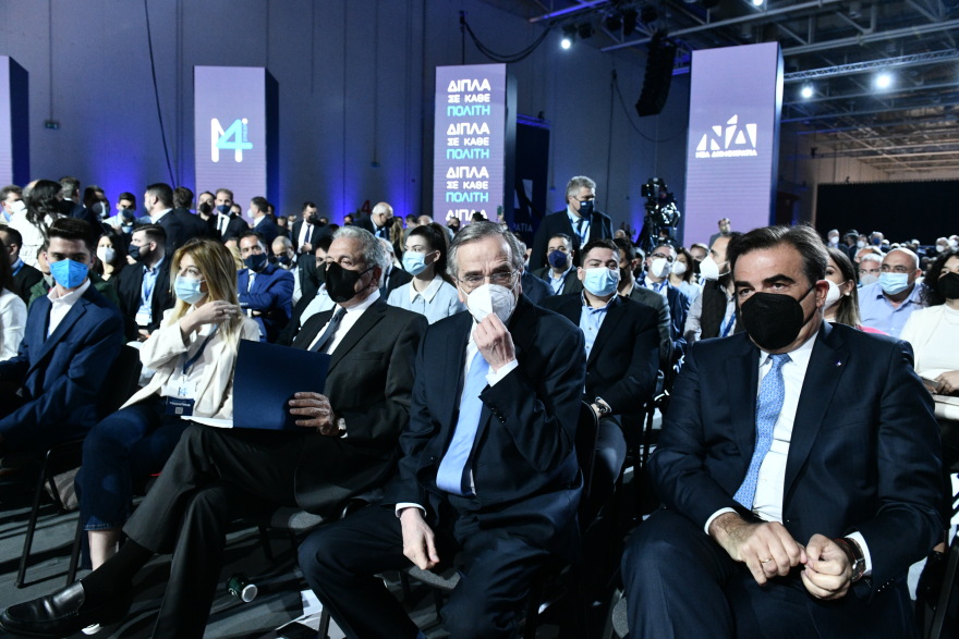 Στο συνέδριο της ΝΔ ο Σαμαράς - Τον υποδέχτηκαν με θερμό χειροκρότημα τα στελέχη