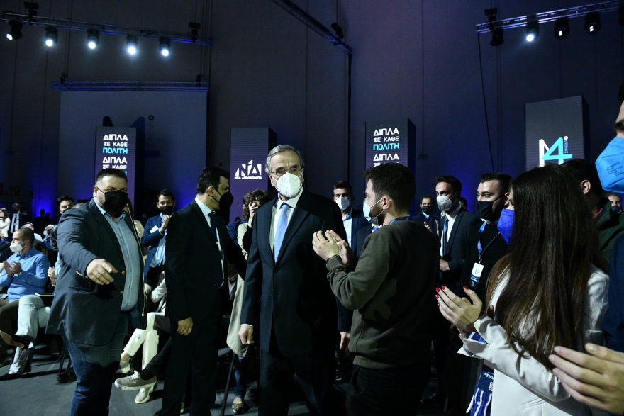 Στο συνέδριο της ΝΔ ο Σαμαράς - Τον υποδέχτηκαν με θερμό χειροκρότημα τα στελέχη