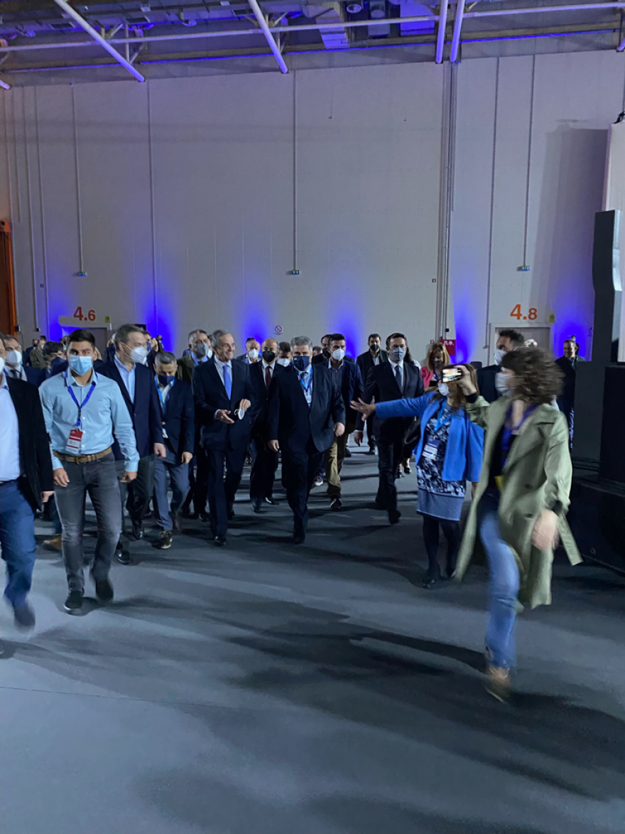 Στο συνέδριο της ΝΔ ο Σαμαράς - Τον υποδέχτηκαν με θερμό χειροκρότημα τα στελέχη