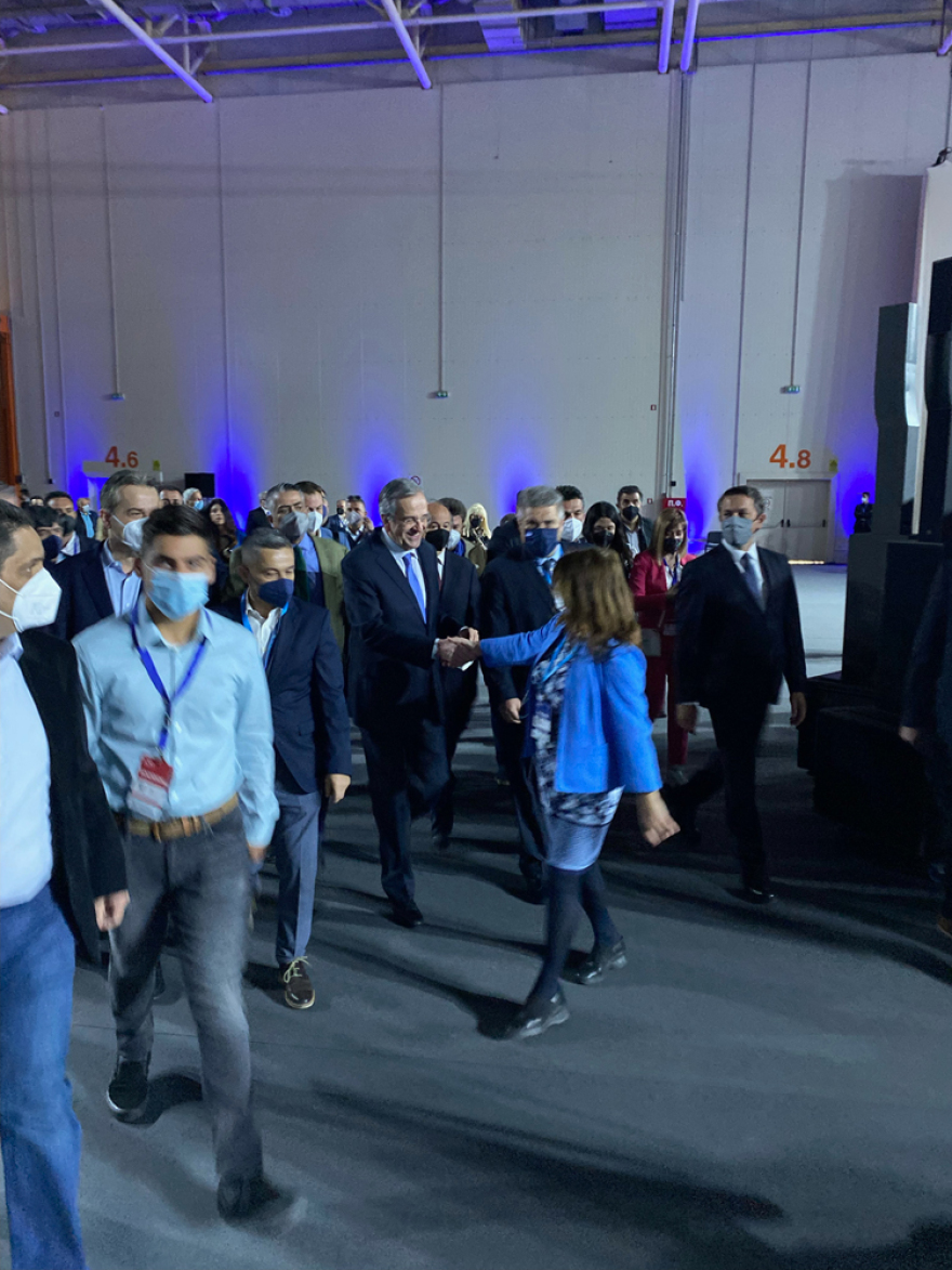 Στο συνέδριο της ΝΔ ο Σαμαράς - Τον υποδέχτηκαν με θερμό χειροκρότημα τα στελέχη