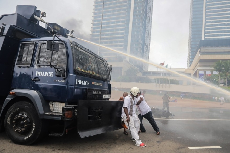 Χάος στη Σρι Λάνκα: Πυρά στην πρωθυπουργική κατοικία, πέντε νεκροί στις διαδηλώσεις